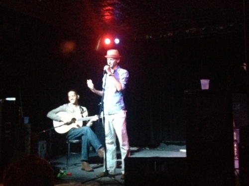 Glenn singing hatt